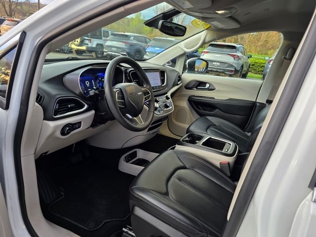 Used 2023 Bright White Clearcoat Chrysler Touring L image 15