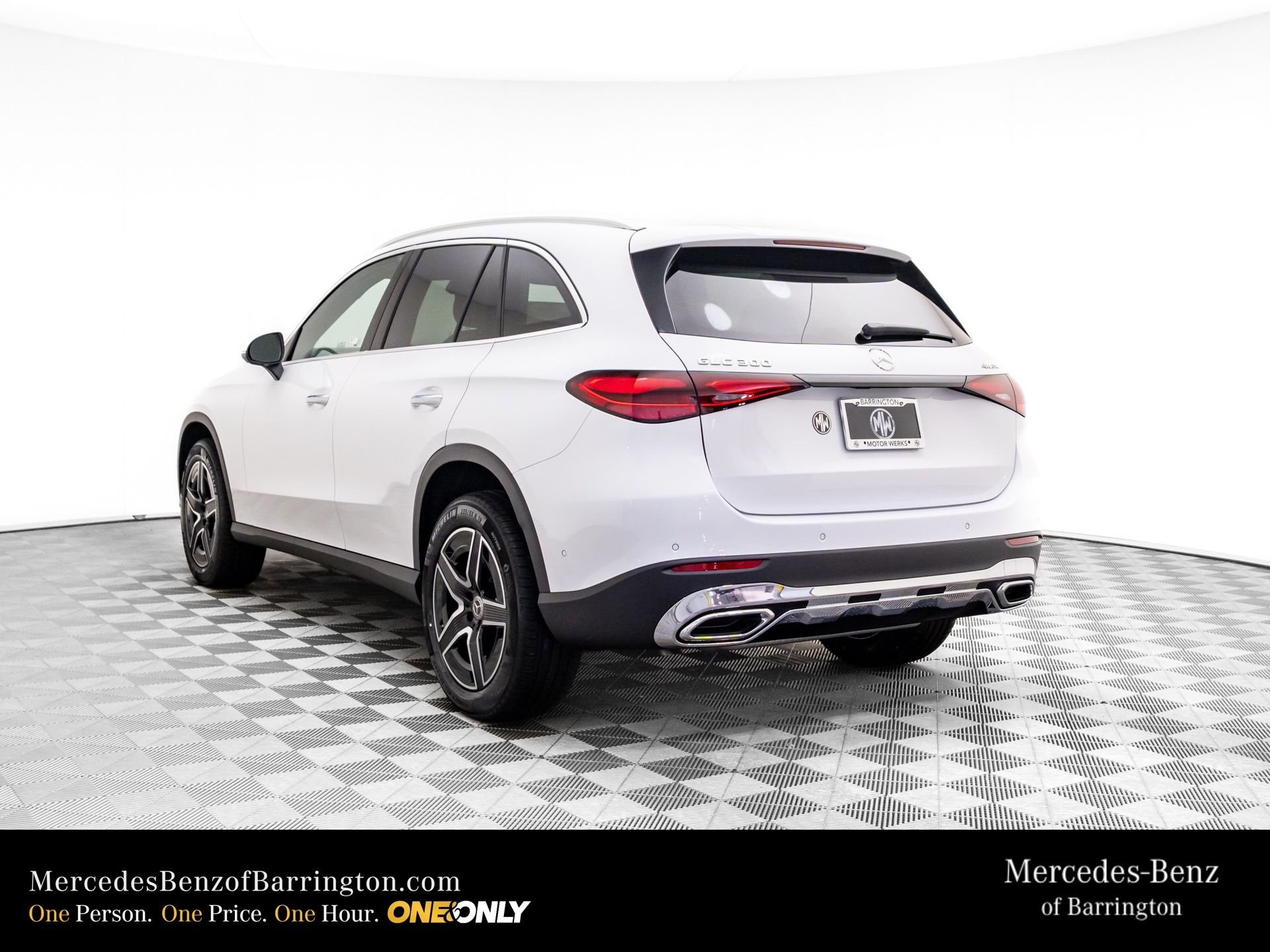 New 2026 MANUFAKTUR Moonlight White Metallic Mercedes-Benz GLC 300 image 3