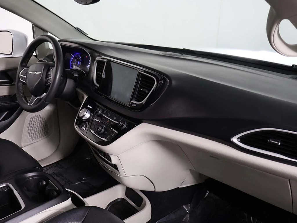 Used 2022 Bright White Clearcoat Chrysler Touring L image 25