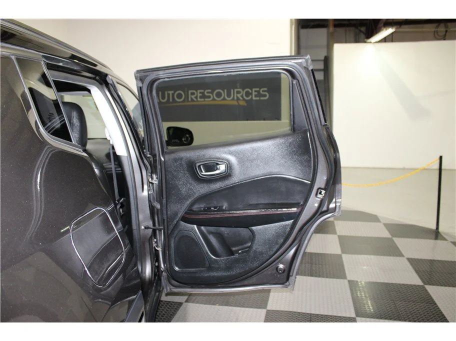 Used 2018 Granite Crystal Metallic Clearcoat Jeep Trailhawk image 23
