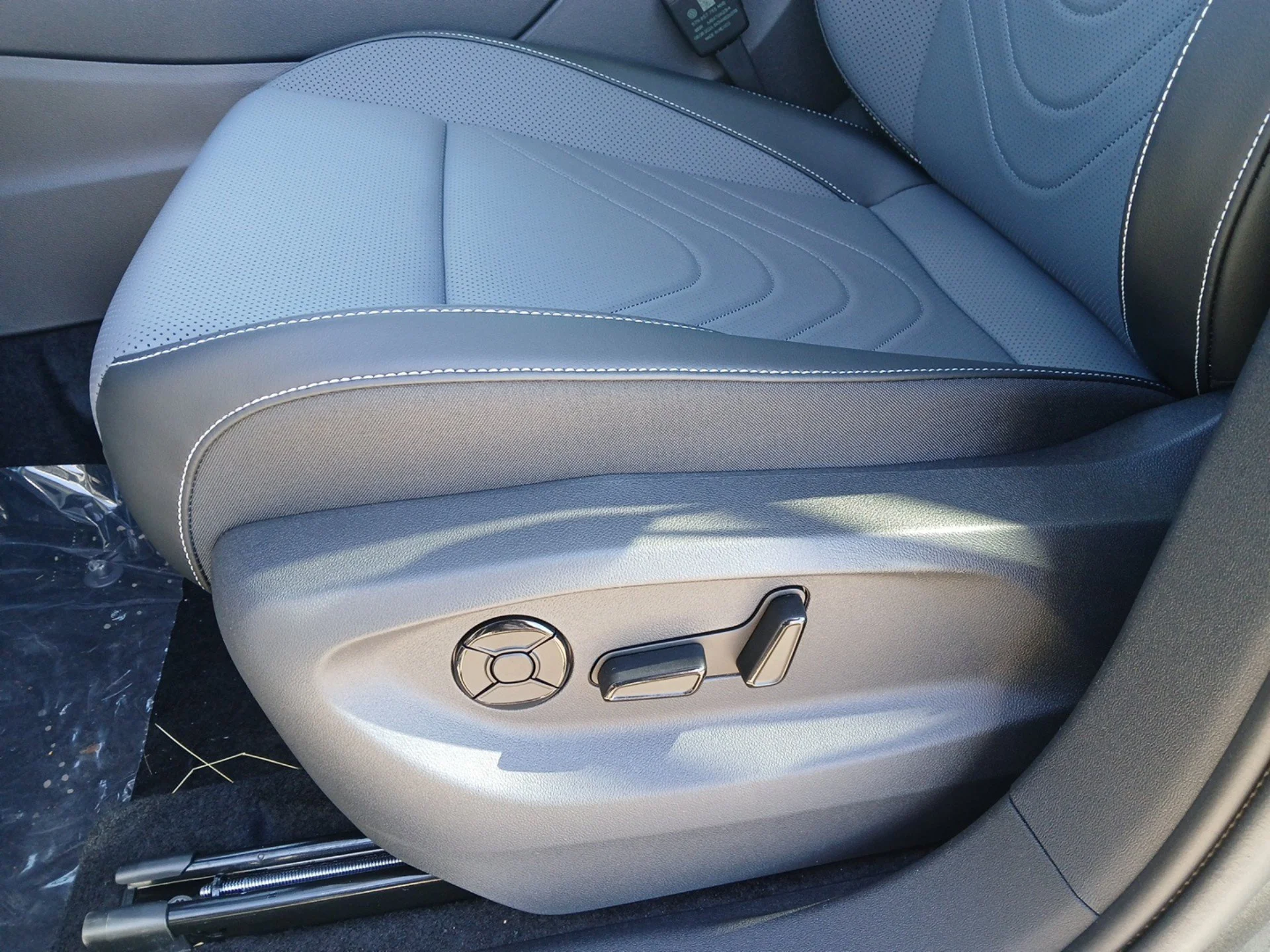 New 2026 Platinum Gray Metallic Volkswagen SE image 19