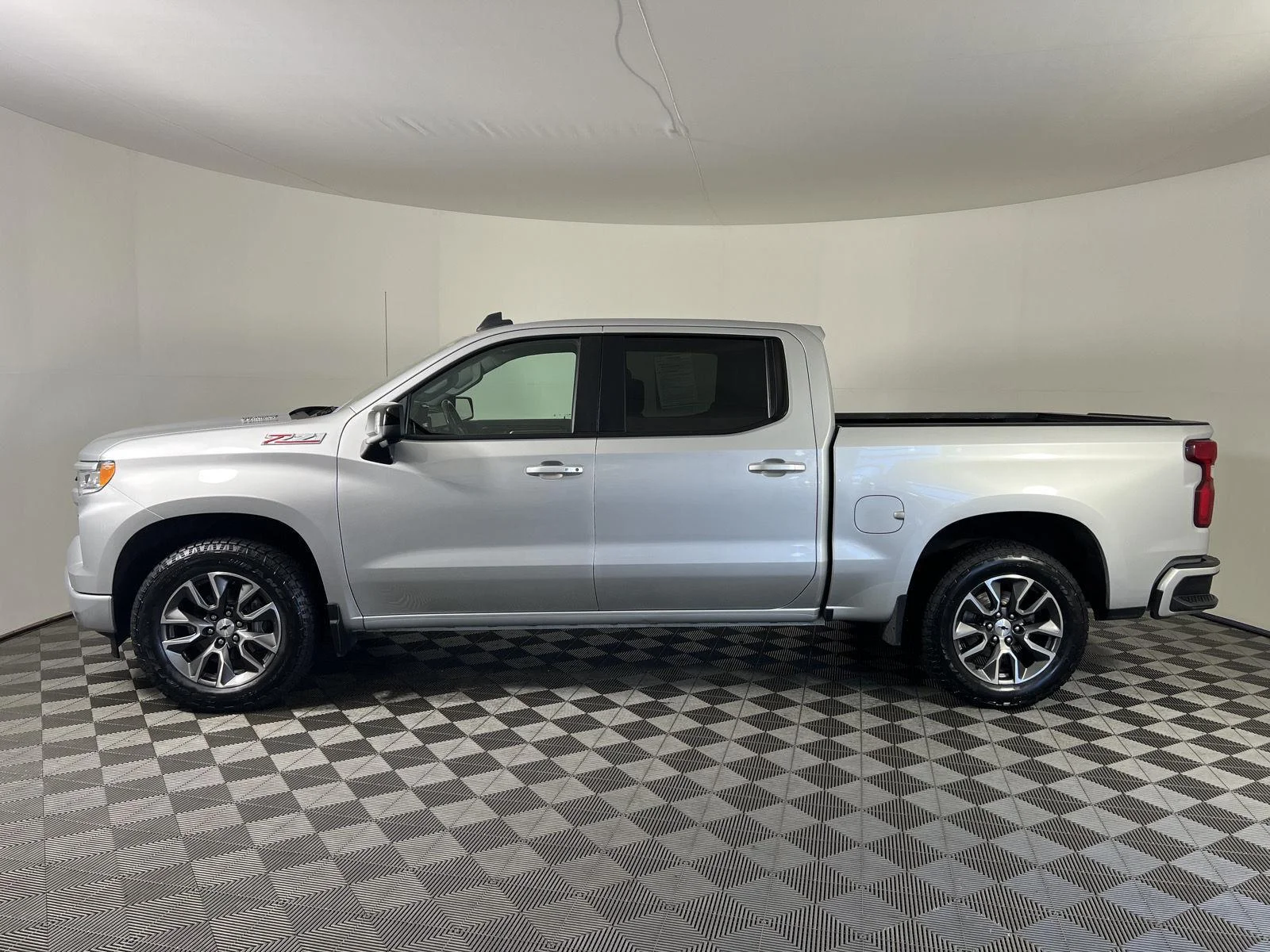 Used 2022 SILVER ICE METALLIC Chevrolet RST image 29