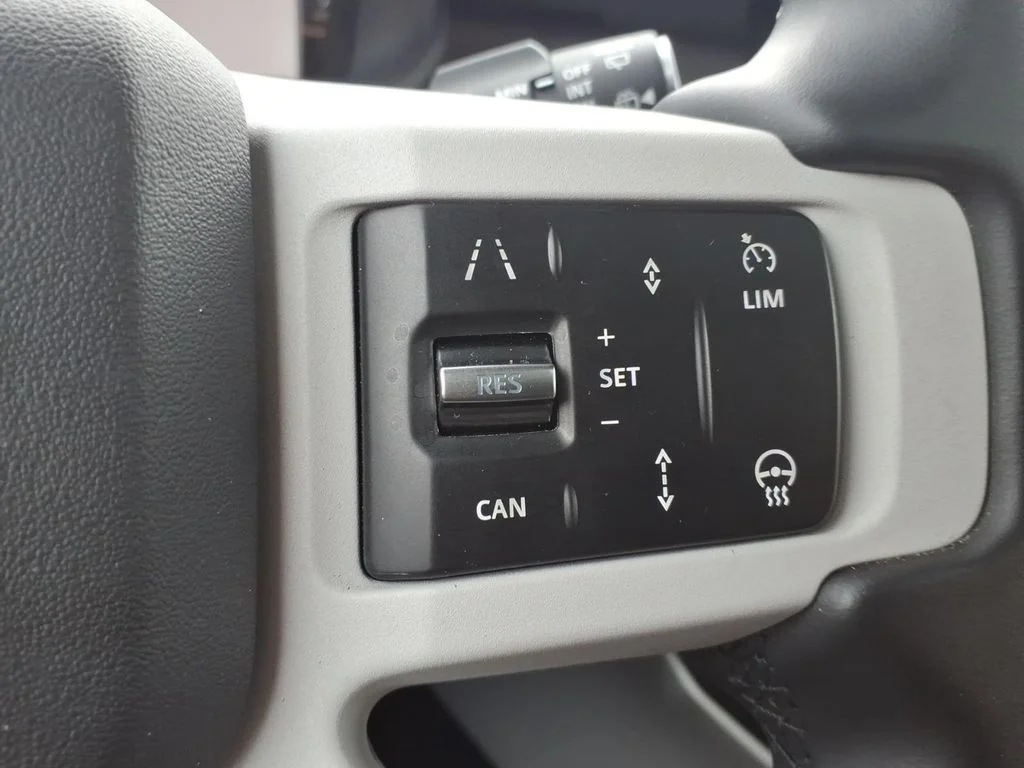Used 2025  Land Rover S image 38