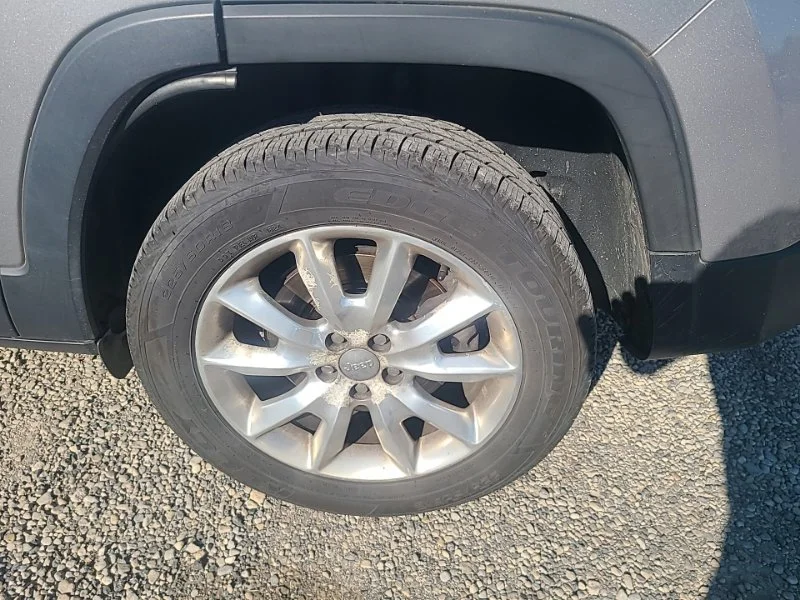 Used 2016 Silver Jeep Limited image 9