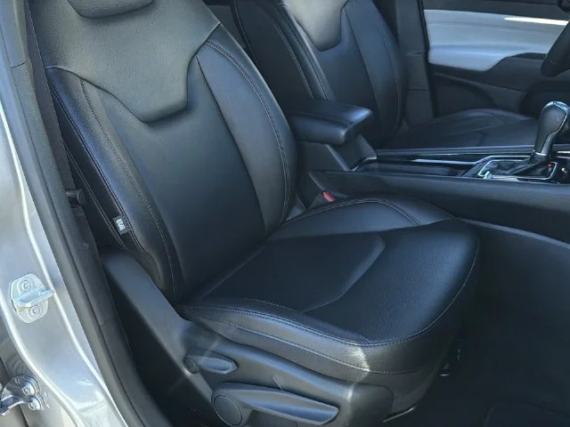 Used 2024  Jeep Limited image 33