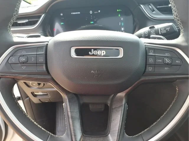 Used 2024  Jeep Y image 14