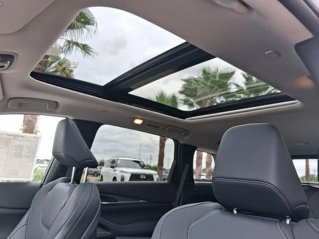 New 2027 RADIANT WHITE INFINITI Pure FWD image 18