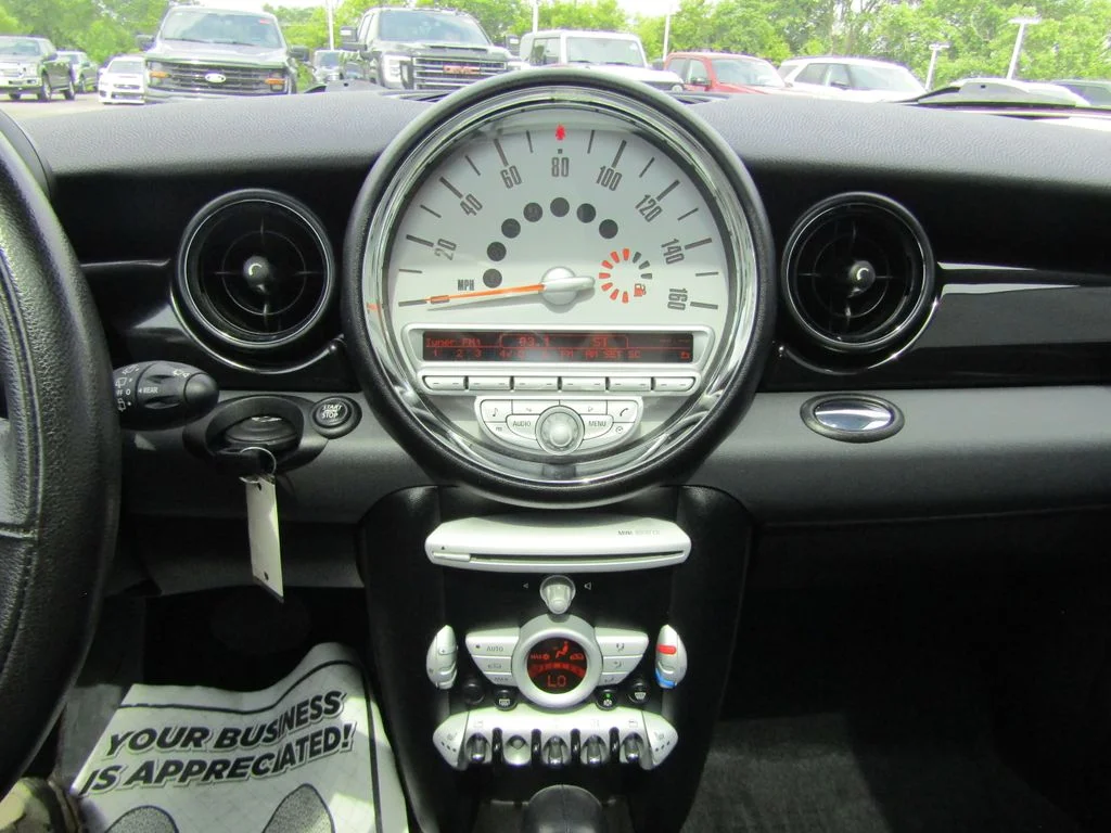 Used 2010 Pepper White MINI Base image 17