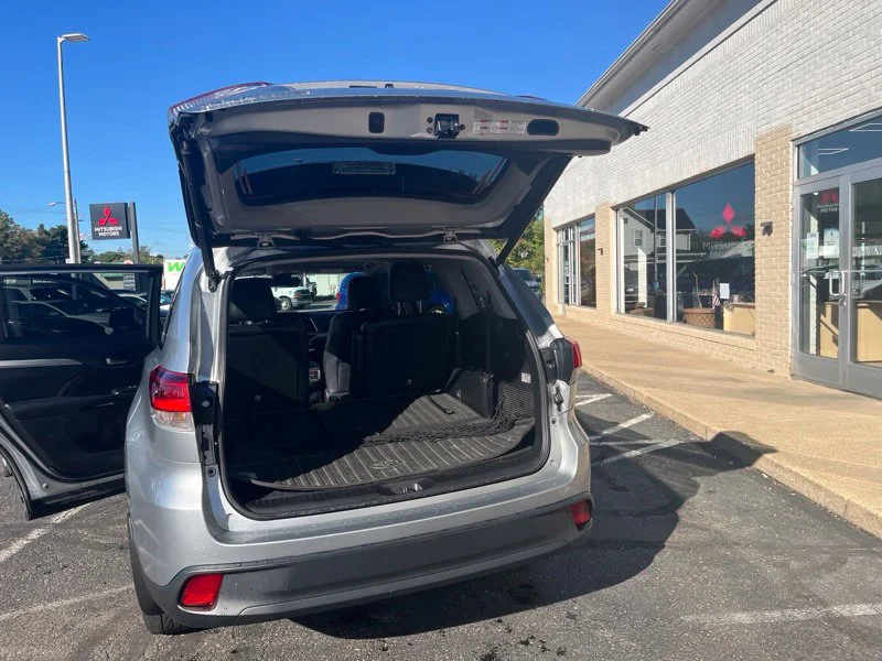 Used 2019 Silver Toyota XLE image 11