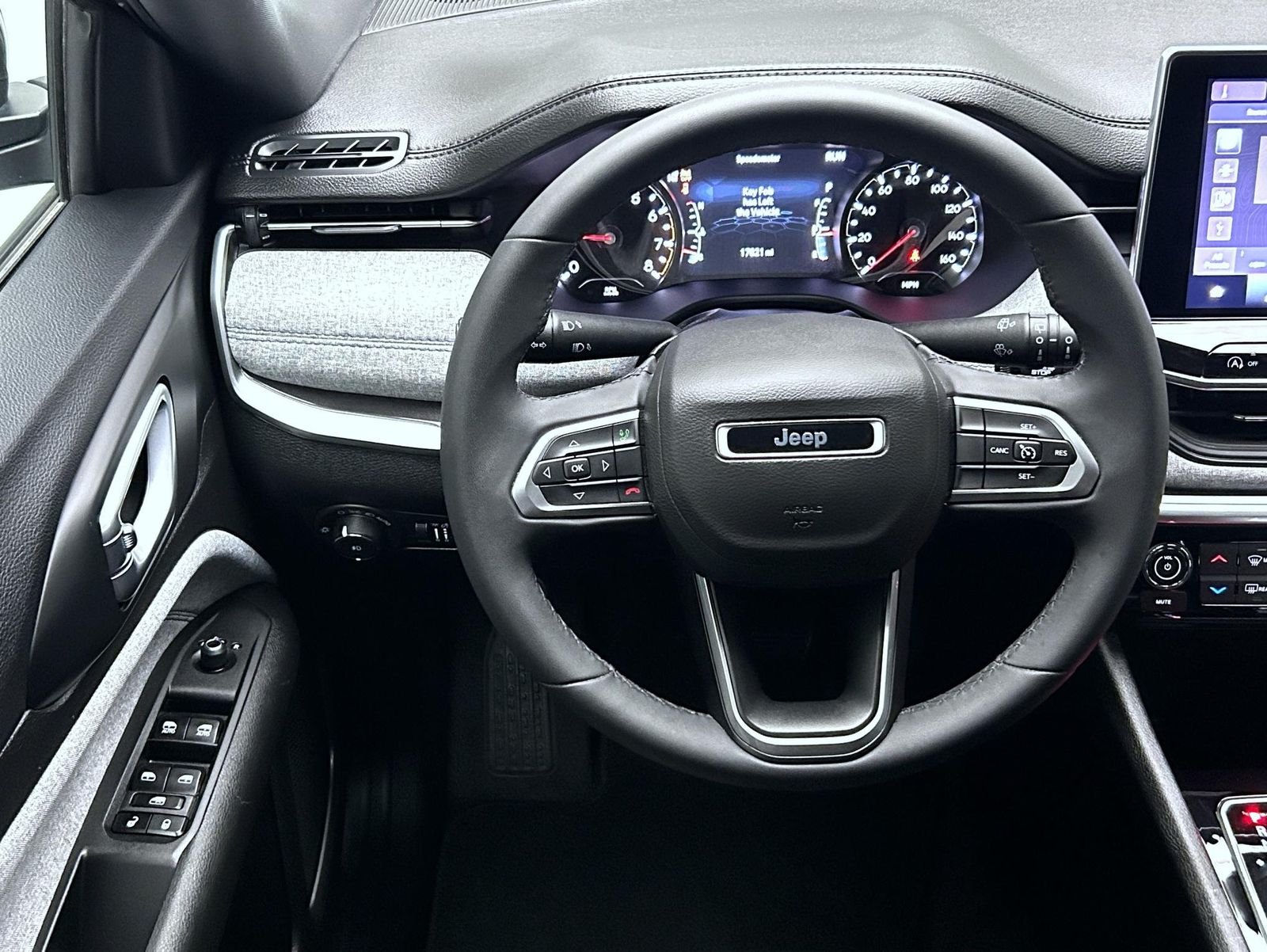 Used 2023 White Jeep Latitude image 12