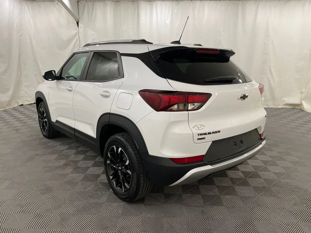 Used 2022 Summit White Chevrolet LT image 8