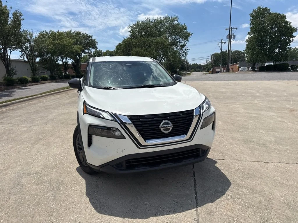 Used 2021 White Nissan S image 5