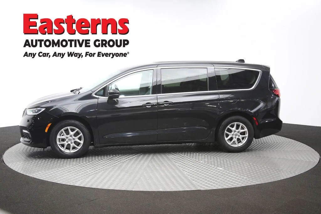 Used 2023 Black Chrysler Touring L image 61