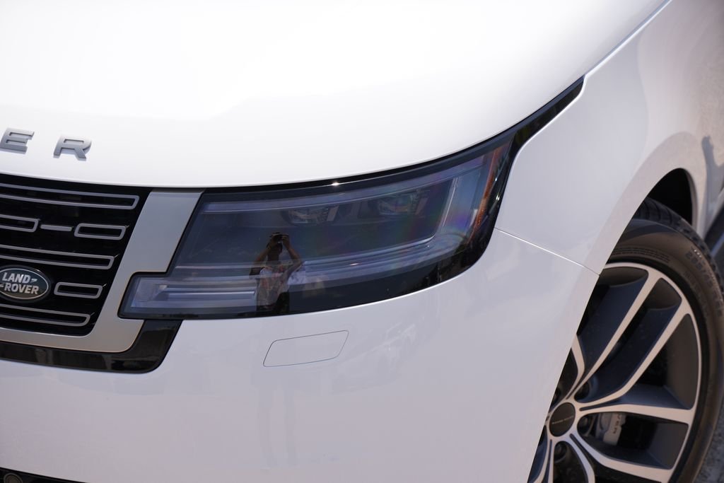 New 2026 Fuji White Land Rover SE image 2