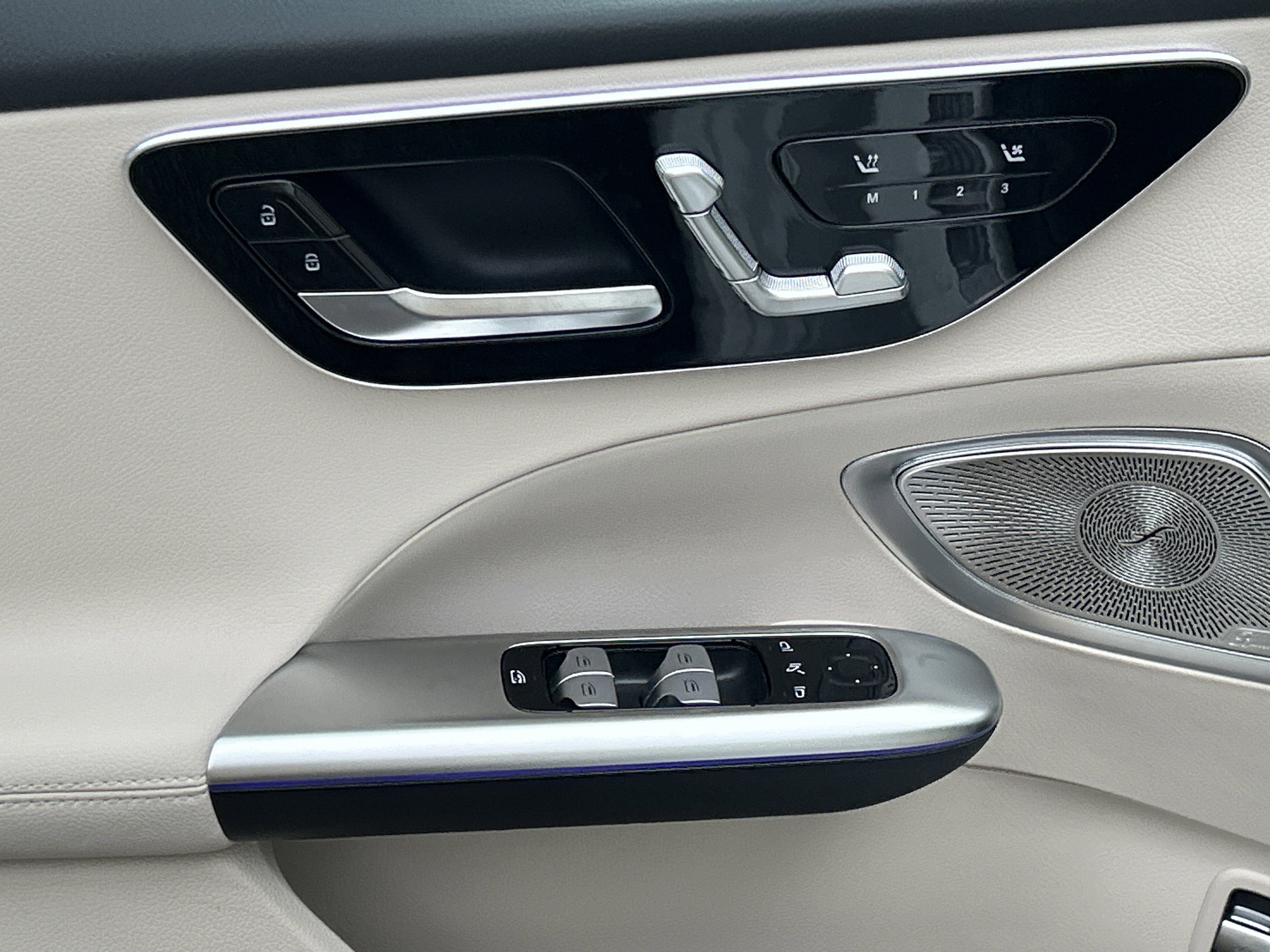 New 2026 MANUFAKTUR Moonlight White Metallic Mercedes-Benz C 300 4MATIC® Sedan image 18
