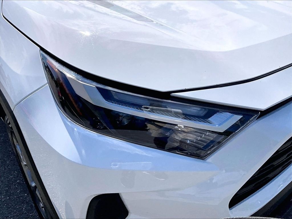 Used 2025 White Toyota XLE image 33