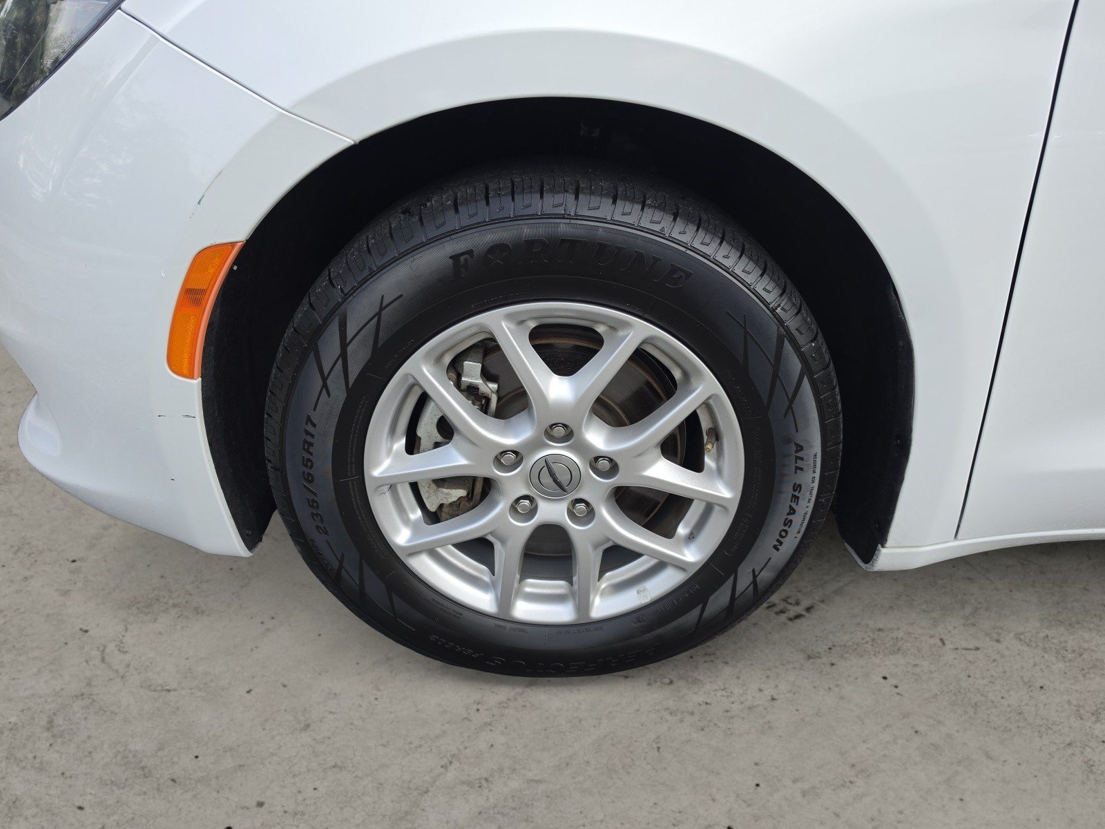 Used 2023 Bright White Clearcoat Chrysler LX image 30
