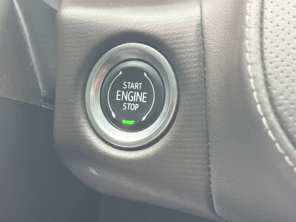 Used 2023 White GMC SLT image 31