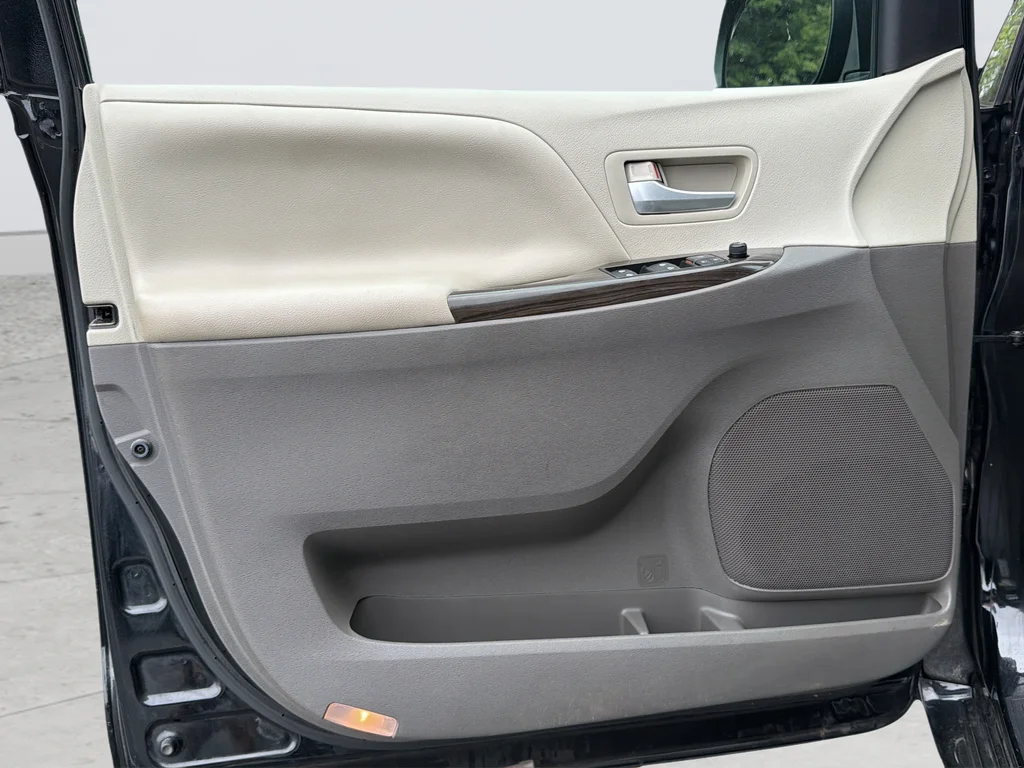 Used 2016 Black Toyota XLE image 39