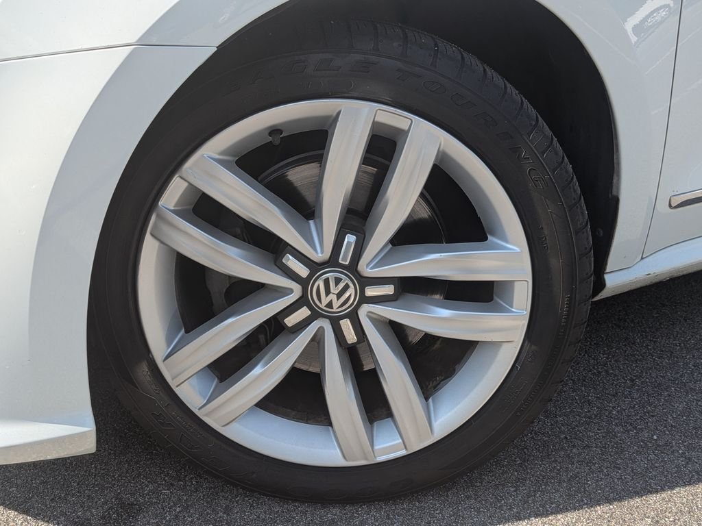 Used 2017 White Volkswagen 1.8T SE image 4