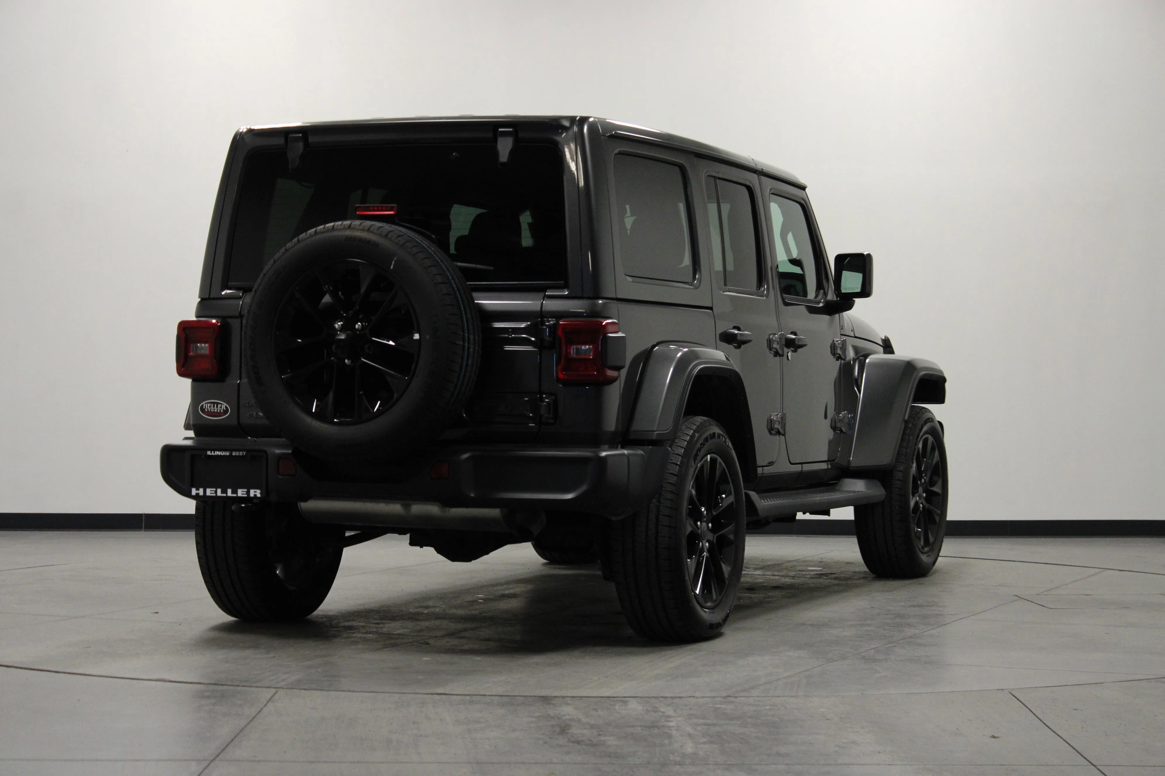 Used 2025 Granite Crystal Metallic Clearcoat Jeep Sahara image 4