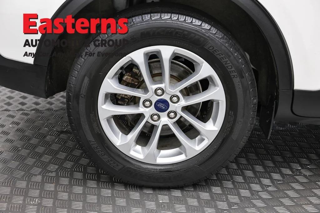 Used 2022 White Ford SE image 31