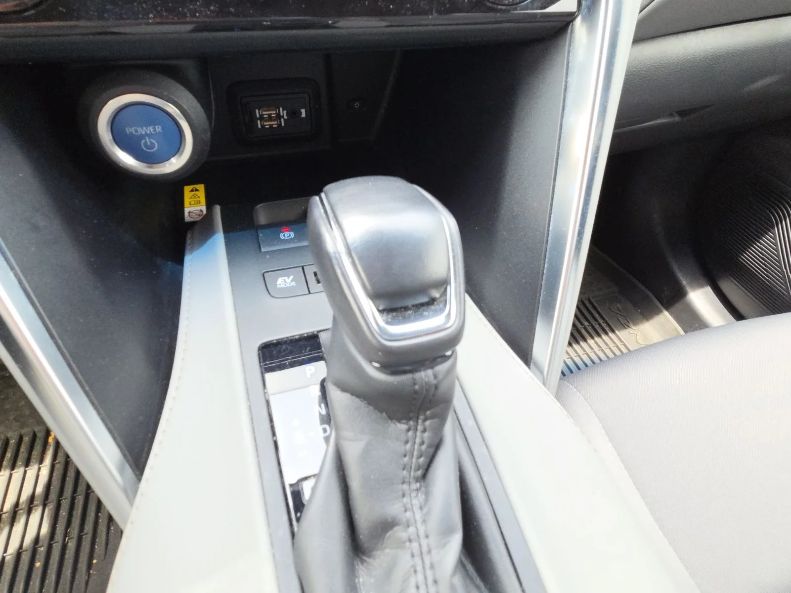 Used 2022  Toyota LE image 18