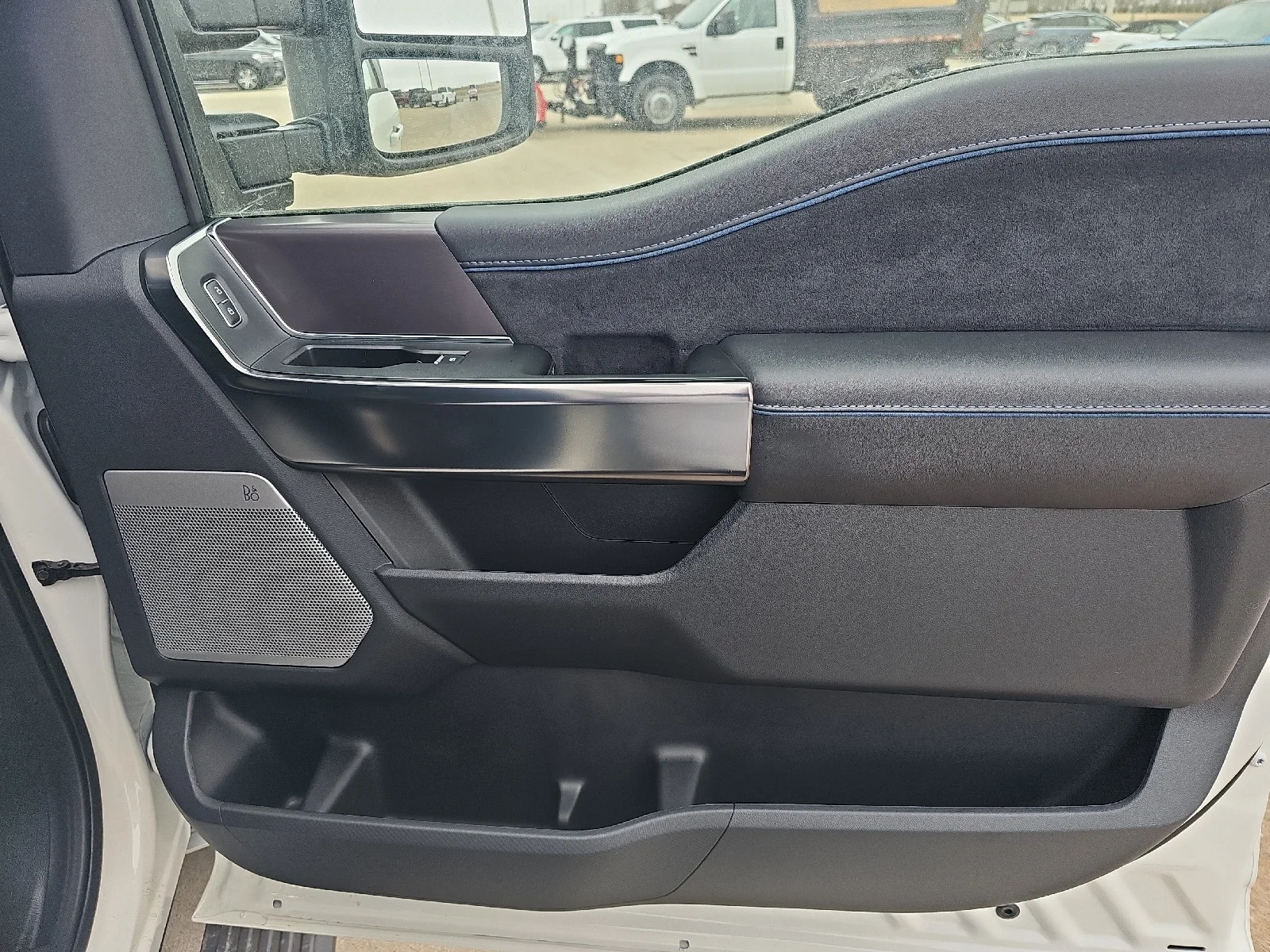 New 2025 Star White Metallic Tri-Coat Ford Platinum® image 8