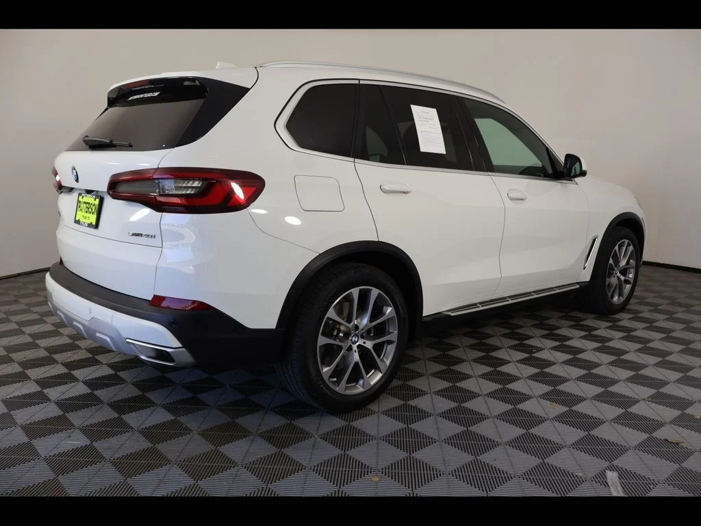 Used 2023 White BMW sDrive40i image 6