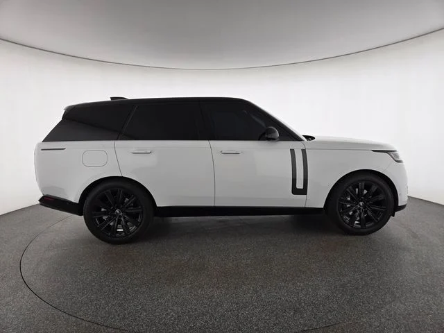 Used 2023 White Land Rover SE image 6