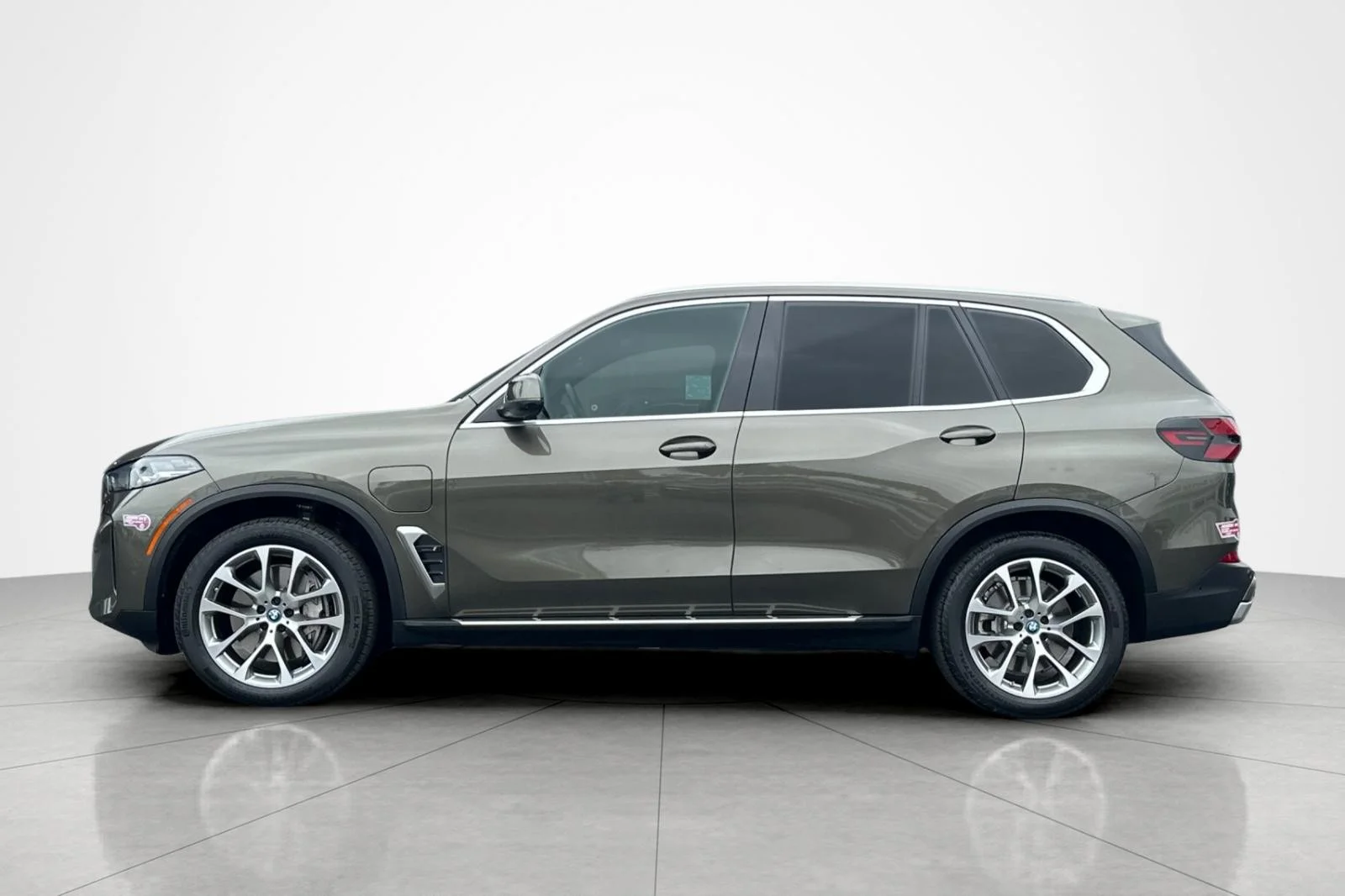 Used 2024 Manhattan Green Metallic BMW xDrive50e image 2
