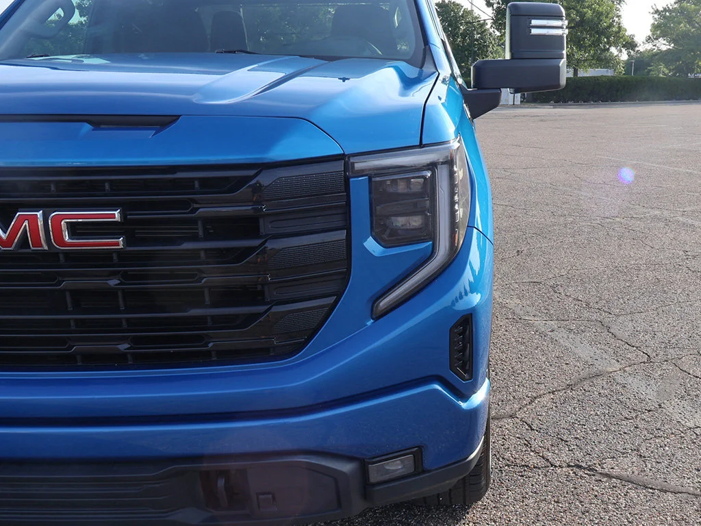 Used 2023 Dynamic Blue Metallic GMC Elevation image 14
