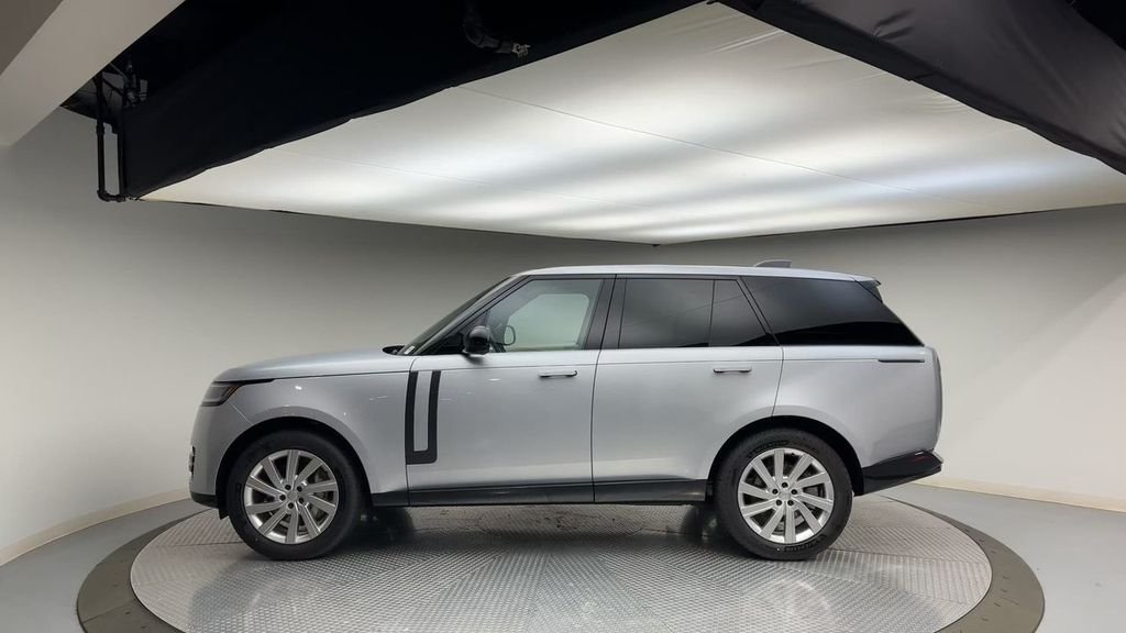 Used 2024 Hakuba Silver Metallic Land Rover SE image 5