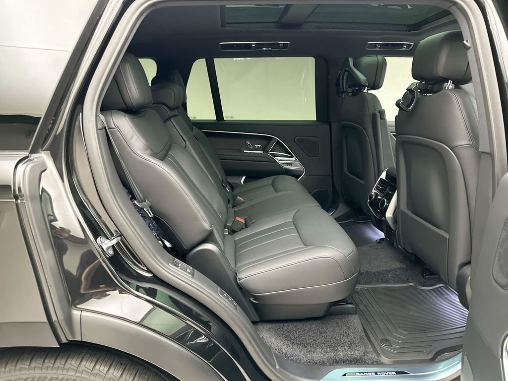 New 2026 Santorini Black Metallic Land Rover SE image 7