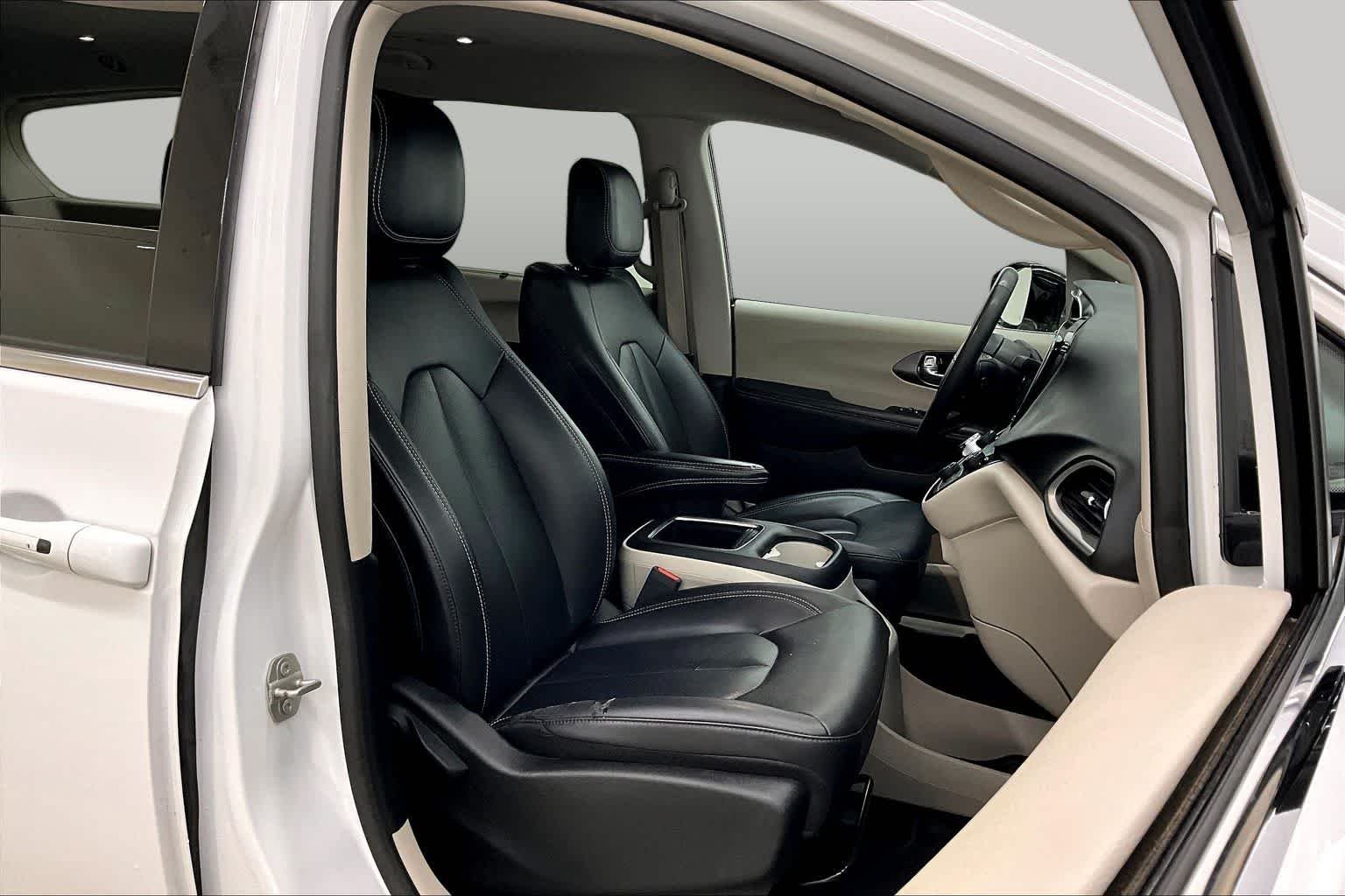 Used 2024 Bright White Clearcoat Chrysler Touring L image 9