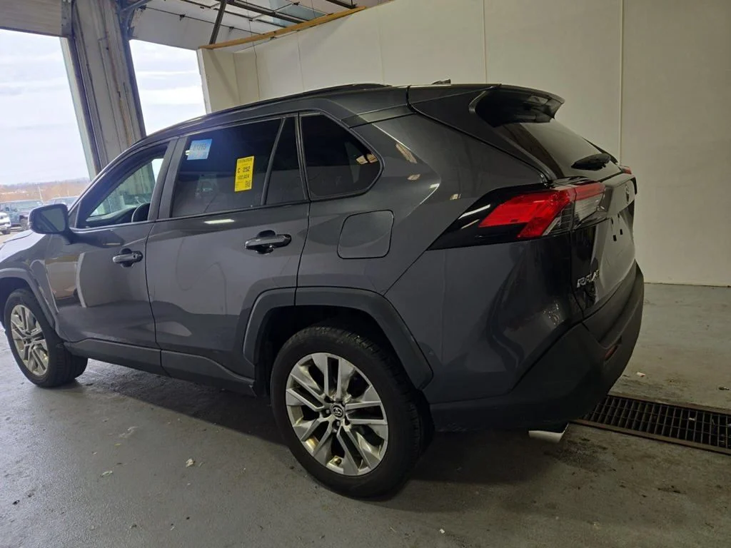Used 2019 Gray Toyota XLE Premium image 16