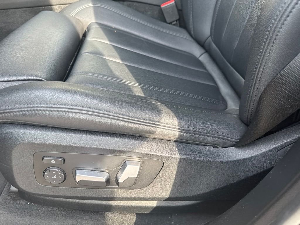 Used 2022 Gray BMW sDrive40i image 9