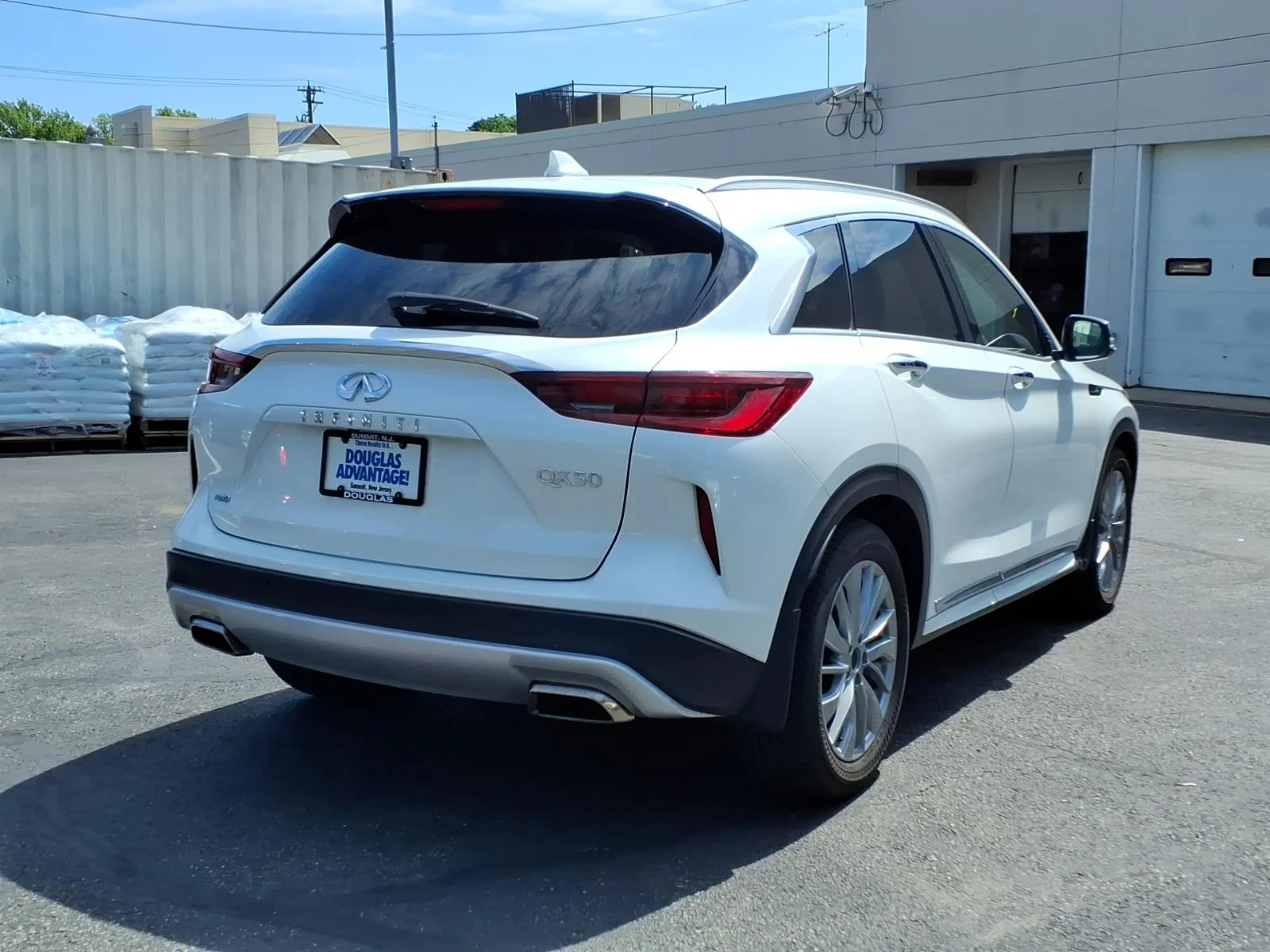 Certified Used 2025 White INFINITI LUXE image 6