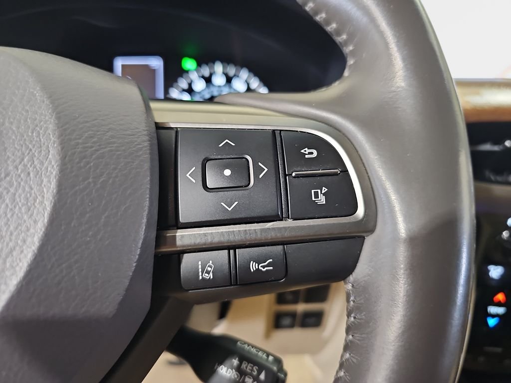 Used 2020 White Lexus 570 image 21