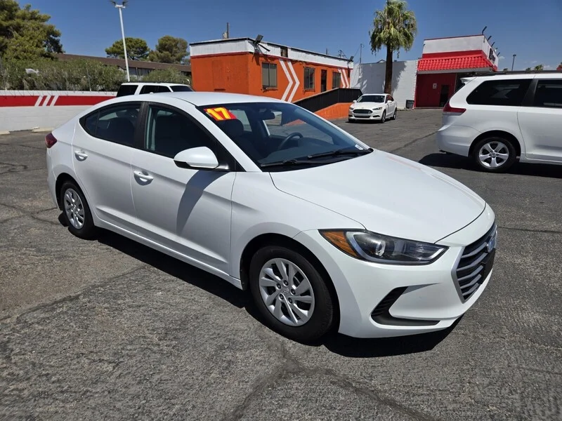Used 2017 Quartz White Pearl Hyundai SE image 4