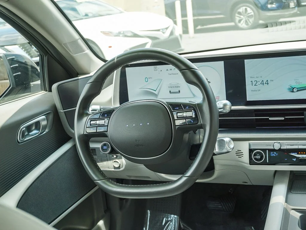 Used 2023 Black Hyundai SEL image 17