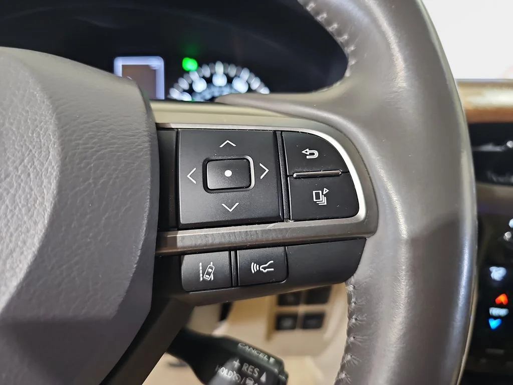 Used 2020 White Lexus 570 image 21