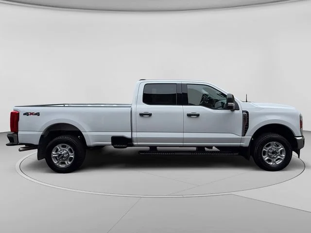 Used 2025 Oxford White Ford XLT image 6
