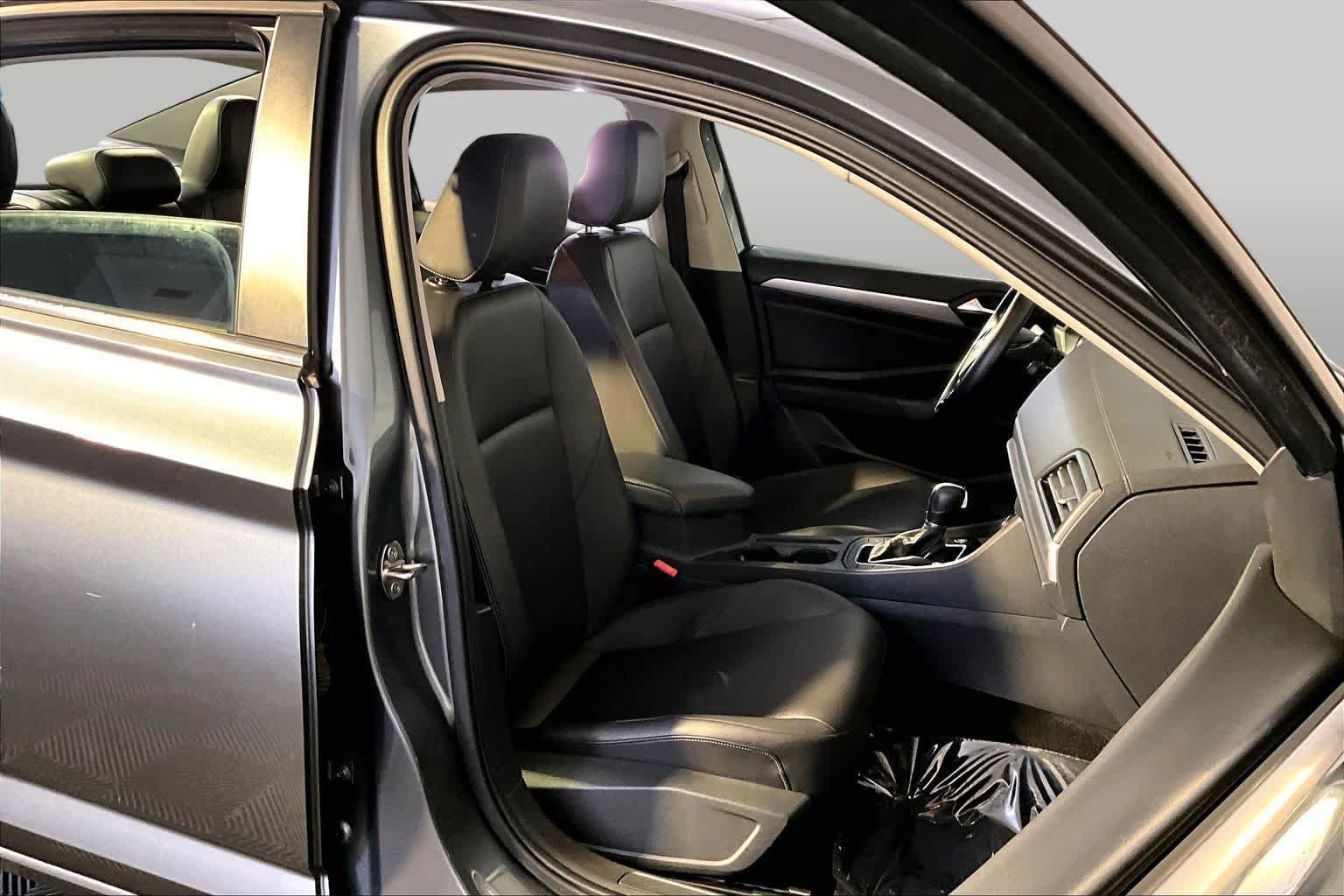 Used 2019 Platinum Gray Metallic Volkswagen SE image 8