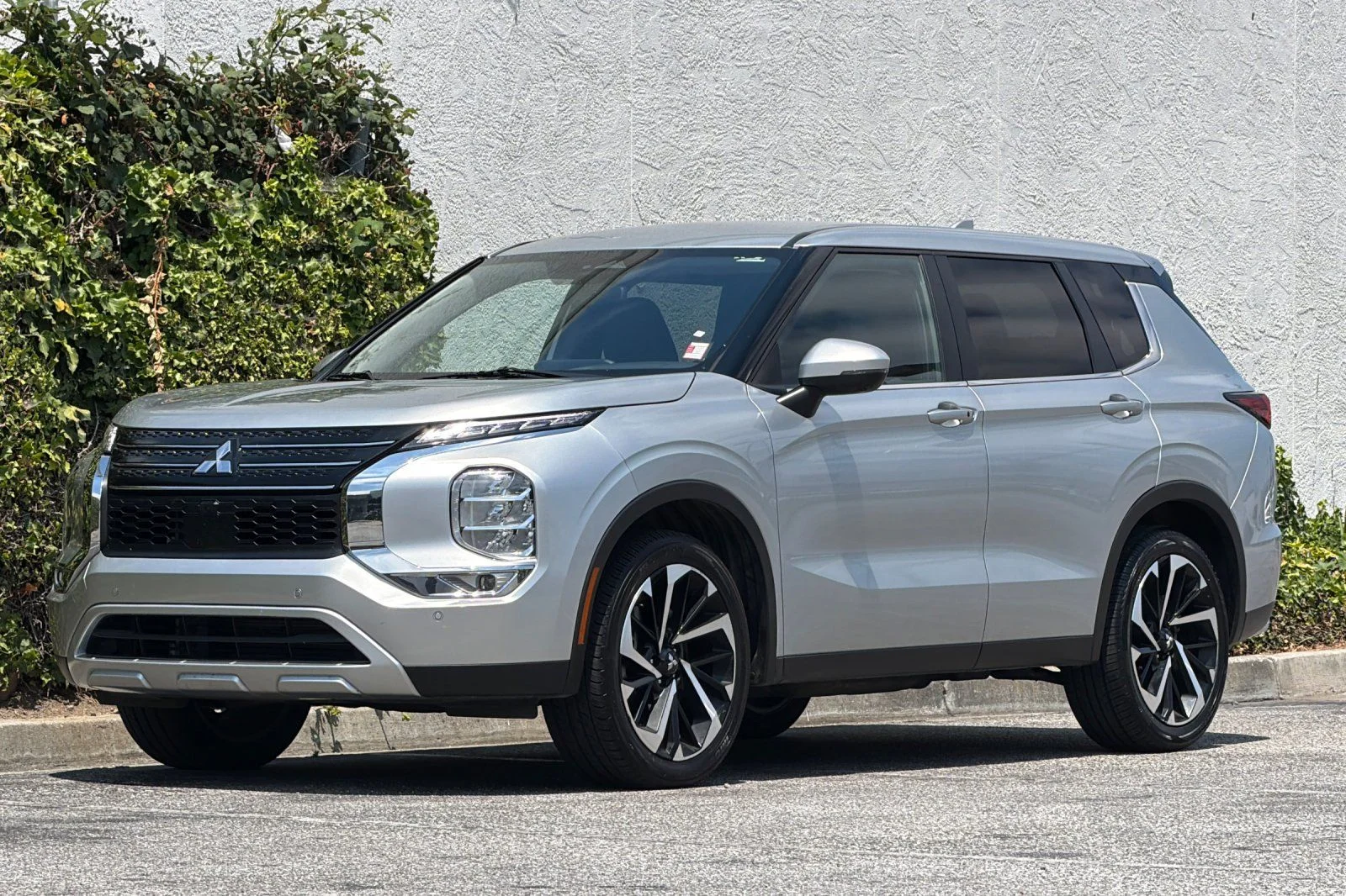 Used 2024  Mitsubishi SE image 10