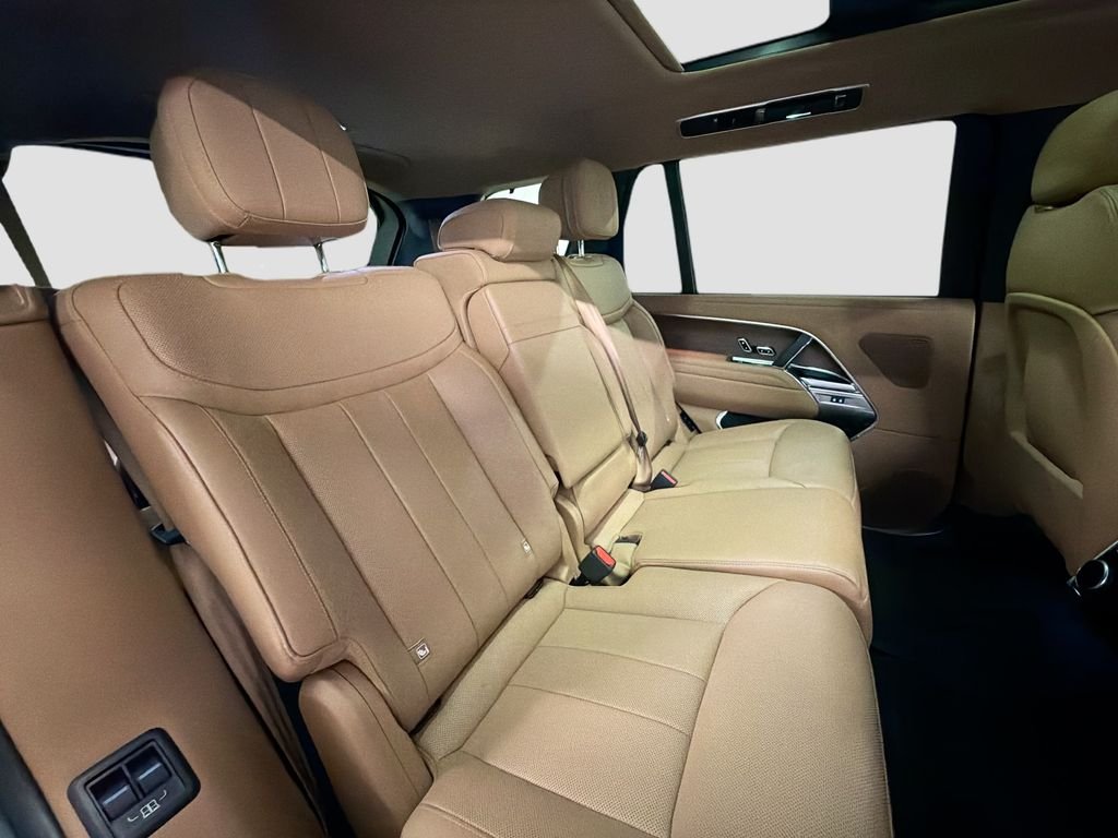 Used 2025 Green Land Rover SE image 28