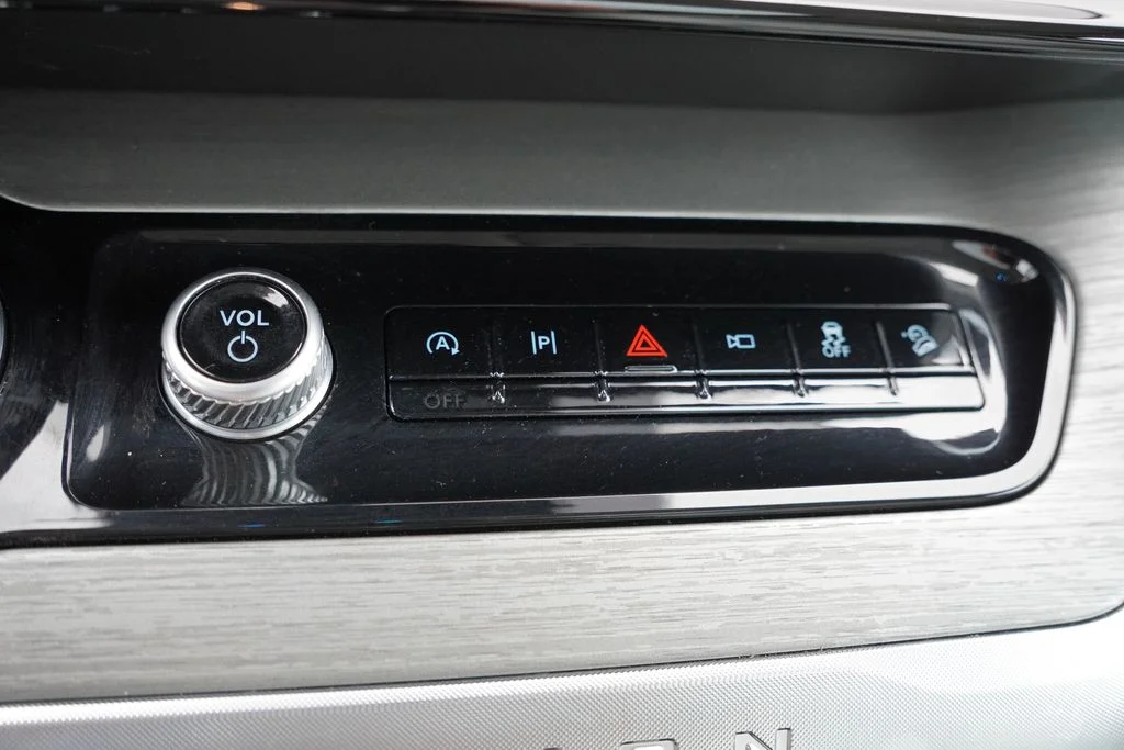 Used 2025 Silver Ford Platinum image 34