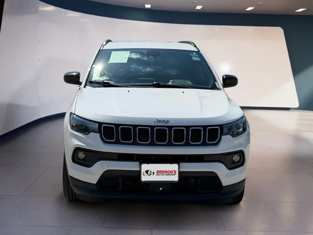 Used 2024 White Jeep Latitude image 8