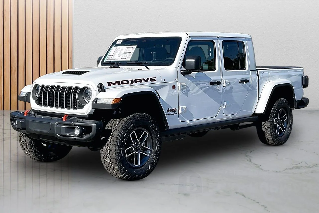 New 2026 Bright White Clear-Coat Exterior Paint Jeep Mojave X image 4