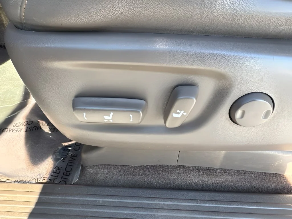 Used 2018 White Lexus 460 image 10
